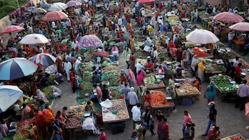 People shop at an open-air vegetable and fruit market amidst the coronavirus disease (COVID-19) outbreak in Ahmedabad, India, September 7, 2020. REUTERS/Amit Dave