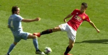 Escalofriante entrada de Ander Herrera que debió ser roja