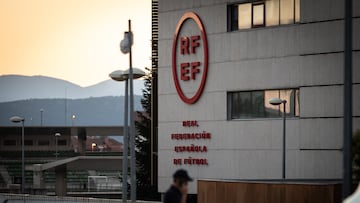 Fachada de la sede de la Real Federación Española de Fútbol (RFEF), a 28 de septiembre de 2023, en Las Rozas, Madrid (España). La Guardia Civil está practicando hoy una entrada y registro en las dependencias del Comité Técnico de Árbitros en la Real Federación Española de Fútbol (RFEF) por orden del juez de Barcelona que investiga los pagos realizados por el FC Barcelona, llamado comúnmente como ‘caso Negreira’ han informado a Europa Press fuentes judiciales. La diligencia se está llevando a cabo en la investigación del juez Joaquín Aguirre y participan agentes del Grupo de Delitos Económicos de Policía Judicial de la Guardia Civil de la Zona de Cataluña. En concreto, se busca documentación sobre la causa en la que figuran como imputados los expresidentes del FC Barcelona Josep Maria Bartomeu y Sandro Rosell. No se prevé detenciones, según añaden fuentes policiales.
28 SEPTIEMBRE 2023;RFEF;FACHADA;RECURSOS;FÚTBOL;FEDERACIÓN;GUARDIA CIVIL;REGISTRO;NEGREIRA;ÁRBITROS;JUEZ;INVESTIGACIÓN
Diego Radamés / Europa Press
28/09/2023