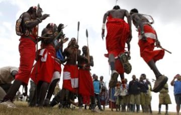 Partido de criquet entre los guerreros masai de criquet y los embajadores de criquet de la india durante un partido de criquet Twenty20 en Ol Pejeta Conservancy en el Parque Nacional de Laikipia