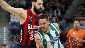 GRA115. VITORIA (ÁLAVA), 02/04/2017.- El ala pívot del Real Betis Energía Plus Bostjan Nachbar (d), sortea la defensa del pívot georgiano del Baskonia Tornike Shengelia, durante el partido correspondiente a la 27 jornada de la Liga Endesa de baloncesto, disputado hoy en Vitoria. EFE/David Aguilar