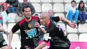 <b>EN ACCIÓN. </b>Gabriel Atz, controlando un balón ante el Huesca.