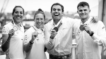 T&aacute;mara Echegoyen, Paula Barcel&oacute;, Diego Bot&iacute;n y Iago L&oacute;pez posan con las medallas conseguidas en los Mundiales de Vela de Geelong.