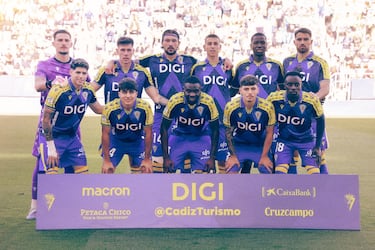 La camiseta está inspirada en una equipación utilizada por el Cádiz CF durante las temporadas 1996/1997 y 1997/1998, un diseño que forma parte de la memoria visual del club. La prenda recupera la combinación de azul y amarillo, colores tradicionales en la identidad cadista, con predominio del azul en el cuerpo principal y detalles en amarillo como contraste.