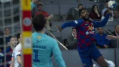 Dika Mem lanza durante el partido de Copa del Rey entre el Barcelona y el Fraikin Granollers.