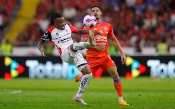 AME8838. GUADALAJARA (MÉXICO), 18/10/2024.- Jhon Murillo (i) de Atlas disputa el balón con Brian Rubio de Mazatlán, este viernes durante un partido del Torneo Apertura 2024 del fútbol mexicano, en el Estadio Jalisco, en Guadalajara (México). EFE/ Francisco Guasco
