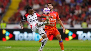 AME8838. GUADALAJARA (MÉXICO), 18/10/2024.- Jhon Murillo (i) de Atlas disputa el balón con Brian Rubio de Mazatlán, este viernes durante un partido del Torneo Apertura 2024 del fútbol mexicano, en el Estadio Jalisco, en Guadalajara (México). EFE/ Francisco Guasco