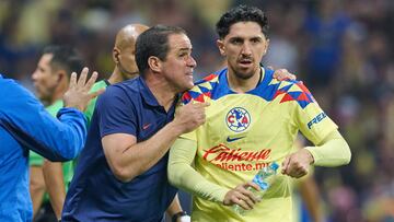 Andre Soares Jardine head coach and Diego Valdes of America during the Quarterfinals second leg match between America and Pachuca as part of the Torneo Clausura 2024 Liga BBVA MX at Azteca Stadium on May 11, 2024 in Mexico City, Mexico.
