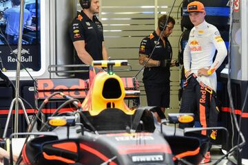 Max Verstappen examinando su coche antes de la clasificación del GP de Singapur.