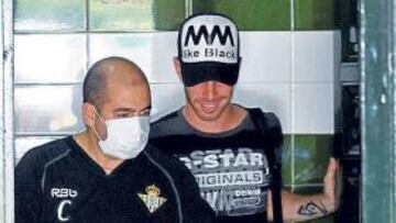 <b>PREVENIDOS. </b>El utillero José Manuel Acuña utilizó ayer la mascarilla en la Ciudad Deportiva.