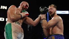 Tyson Fury golpea a Otto Wallin durante su combate en Las Vegas.