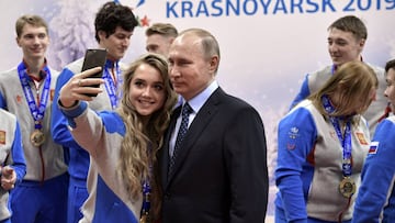 Vladimir Putin posa con los ganadores de la Universiada de Invierno 2017 durante su visita a la Academia de Biathlon y centro regional de entrenamiento en Krasnoyarsk.