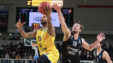 Sylven Landsberg, del Dreamland Gran Canaria, entra a canasta ante el Dolomiti Trento italiano.