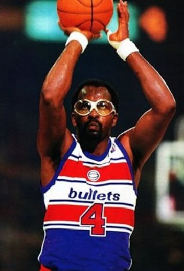 Moses Malone, con la camiseta de los Washington Bullets que ahora han 'copiado' los Wizards.