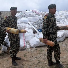 Once toneladas de basura y cuatro cadáveres, recogidos en la limpieza del Everest