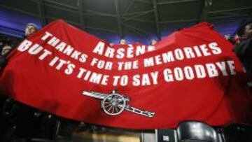 La afición del Arsenal desplegó una pancarta pidiendo la marcha de Arsene Wenger.