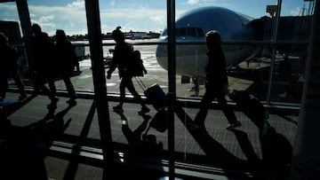 FILE PHOTO: Passengers make their way through the terminal as they travel ahead of the Thanksgiving holiday at Washington Dulles International Airport in Dulles, Virginia, U.S., November 22, 2023. REUTERS/Kevin Lamarque/File Photo