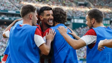 SEVILLA , 31/08/2025.- El defensa del Athletic Yuri Berchiche celebra el primer gol de su equipo, obra de Marc Bartra en propia puerta, durante el partido de LaLiga entre el Betis y el Athletic Club, este domingo en el estadio de la Cartuja. EFE/ Julio Muñoz