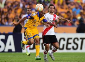 Egidio Arevalo Rios (L) of Mexico's Tigres vies for the ball with Leonardo Poncio (R) of Argentina's River Plate, during their Libertadores Cup first leg final, at the Universitario Stadium, in Monterrey, Nuevo Leon State, Mexico, on July 29, 2015. AFP PHOTO/RONALDO SCHEMIDT