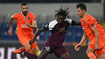 Istanbul (Turkey), 28/10/2020.- Moise Kean (C) of PSG in action against Basaksehir players Alexandru Epureanu (R) and Mehmet Topal (L) during the UEFA Champions League group H soccer match between Istanbul Basaksehir and Paris Saint-Germain in Istanbul, T