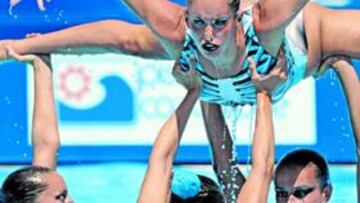 <b>LA 'CASA ENCANTADA'. </b>El equipo español de sincronizada interpretando la obra de Salvador Niebla ayer por la mañana en Roma. Fue plata en rutina libre.