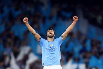 En el año de la pandemia del coronavirus, con la Champions disputándose a partido único y en una sola sede en agosto, el Manchester City fichó al zaguero portugués por petición de Pep Guardiola. Se hizo oficial el 27 de septiembre de 2020. Fue tan tarde debido a que el periodo de mercado se amplió por el virus. En ese momento, el City estaba necesitado de centrales. El día anterior a hacerse oficial el fichaje, los ‘cityzens’ cayeron derrotados por 2-5 ante el Leicester, y el técnico de Santpedor no dudó en acelerar una operación que ya estaba en marcha. El luso firmó por seis temporadas y es el líder de la zaga ‘skyblue’. Fue elegido en 2021 como mejor defensa y jugador de la Premier y mejor central de la UEFA, y la pasada campaña fue clave en la consecución de la primera Champions de la historia del City, frenando a delanteros de la talla de Karim Benzema, Lautaro Martínez o Christopher Nkunku. 