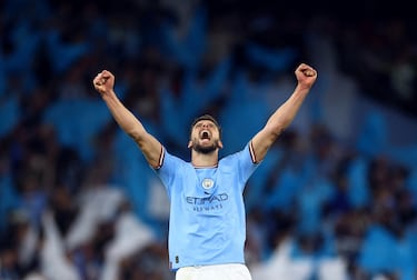 En el año de la pandemia del coronavirus, con la Champions disputándose a partido único y en una sola sede en agosto, el Manchester City fichó al zaguero portugués por petición de Pep Guardiola. Se hizo oficial el 27 de septiembre de 2020. Fue tan tarde debido a que el periodo de mercado se amplió por el virus. En ese momento, el City estaba necesitado de centrales. El día anterior a hacerse oficial el fichaje, los ‘cityzens’ cayeron derrotados por 2-5 ante el Leicester, y el técnico de Santpedor no dudó en acelerar una operación que ya estaba en marcha. El luso firmó por seis temporadas y es el líder de la zaga ‘skyblue’. Fue elegido en 2021 como mejor defensa y jugador de la Premier y mejor central de la UEFA, y en 2023 fue clave en la consecución de la primera Champions de la historia del City, frenando a delanteros de la talla de Karim Benzema, Lautaro Martínez o Christopher Nkunku. 