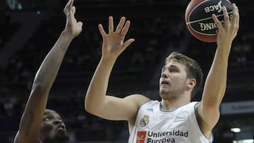 Luka Doncic penetra defendido por Varnado.