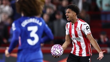 Brentford's German midfielder #07 Kevin Schade (R) reacts during the English Premier League football match between Brentford and Chelsea at the Gtech Community Stadium in London on September 13, 2025. (Photo by HENRY NICHOLLS / AFP) / RESTRICTED TO EDITORIAL USE. No use with unauthorized audio, video, data, fixture lists, club/league logos or 'live' services. Online in-match use limited to 120 images. An additional 40 images may be used in extra time. No video emulation. Social media in-match use limited to 120 images. An additional 40 images may be used in extra time. No use in betting publications, games or single club/league/player publications. /