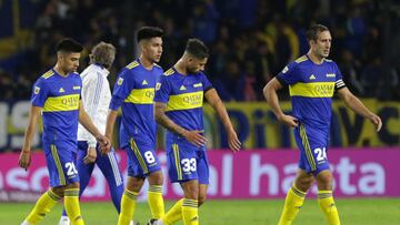 BUENOS AIRES, ARGENTINA - APRIL 30: Players of Boca Juniors  leave the field at the end of of the first half during a match between Boca Juniors and Barracas Central as part of Copa de la Liga 2022 at Estadio Alberto J. Armando on April 30, 2022 in Buenos Aires, Argentina. (Photo by Daniel Jayo/Getty Images)