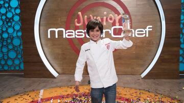 Jos&eacute; Luis P&eacute;rez Garc&iacute;a, con el trofeo de ganador de la sexta edici&oacute;n de MasterChef Junior. 