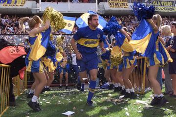 Fue una de las estrellas del fútbol argentino de mediados de los noventa, ídolo de la afición del Boca Juniors. Su gran envergadura le hacía un muro frente al gol, y de cabeza era imparable. Marcaba tanto con los pies como con la cabeza casi en la misma proporción.