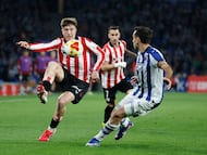 SAN SEBASTIÁN, 04/03/2026.- El centrocampista del Athletic Club, Mikel Jauregizar (i), controla el balón ante el delanero de la Real Sociedad, Mikel Oyarzabal, durante el encuentro correspondiente a la vuelta de las semifinales de la Copa del Rey que disputan este miércoles Real Sociedad y Athletic Club en el estadio de Anoeta, en San Sebastián. EFE / Javier Etxezarreta.