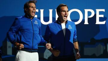 Rafa Nadal y Roger Federer celebran un punto durante el partido entre Dominic Thiem y Denis Shapovalov en la Laver Cup 2019.