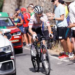Adam Yates y Carapaz lideran la etapa de los héroes