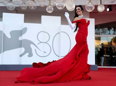 Georgina Rodríguez durante la alfombra roja de la 80ª edición del Festival de Venecia. El vestido que llevaba la influencer se inspiraba claramente en el que llevó Vivian Ward (Julia Roberts) para ir por primera vez a la ópera con Edward Lewis (Richard Gere).