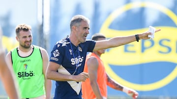 Garitano dirigiendo un entrenamiento del Cádiz en la Ciudad Deportiva.