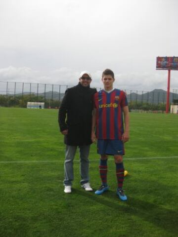 El argentino llegó a Barcelona tras despuntar en el Vecindario en Gran Canaria a donde se fue a vivir con su familia cuando tenía 9 años. Llegó a Can Barça en 2008 cuando era cadete y jugó hasta el segundo año de juvenil. Se marchó a la Sampdoria donde despuntó y fue clave en el ascenso de la Samp a Serie A. Un año en Serie A en Génova fue suficiente para que el Inter apostase fuerte por él. Ahora es el capitán de los milaneses.