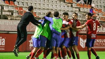 El Algeciras celebrando el 1-0 frente al Fuenlabrada de la jornada 11 del Grupo 2 de Primera Federación tras un penalti transformado por Diego Esteban.