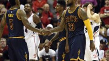 J.R. Smith y LeBron James, pesadillas para los Hawks.