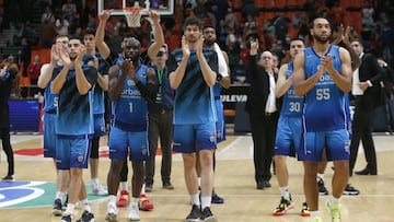 Emegano, Chema Gonz&aacute;lez, Novak y Cheatham, algunos de los jugadores del Urbas Fuenlabrada que agradecen a su afici&oacute;n el apoyo desde la grada.