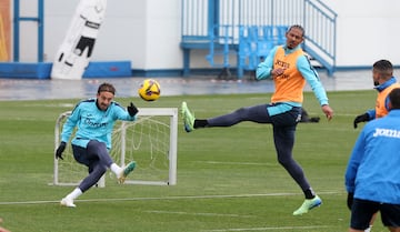 Sergio despeja un balón en presencia de Haller. 