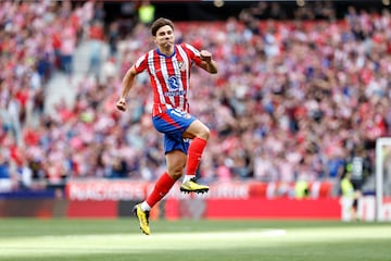 Doblete del argentino ante el Betis. Aunque el primero, en un lanzamiento de falta, fue espectacular. Una genialidad. Se asoció bien con Griezmann durante el choque y se le vio cómodo teniendo a Sorloth por delante. Gran partido de la araña, que hace soñar a los atléticos para las próximas temporadas al tener un jugador de tanta calidad entre sus filas. Ya lleva 29 goles esta campaña

