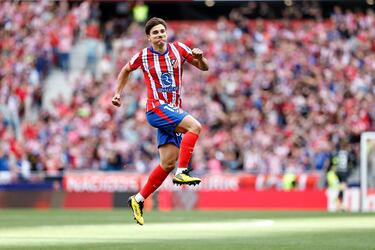 Doblete del argentino ante el Betis. Aunque el primero, en un lanzamiento de falta, fue espectacular. Una genialidad. Se asoció bien con Griezmann durante el choque y se le vio cómodo teniendo a Sorloth por delante. Gran partido de la araña, que hace soñar a los atléticos para las próximas temporadas al tener un jugador de tanta calidad entre sus filas. Ya lleva 29 goles esta campaña

