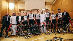 El Bahrain-Merida engancha a los aficionados de su país