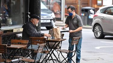 How much do you have to tip in bars, restaurants, hotels, etc.? This is what the experts say
