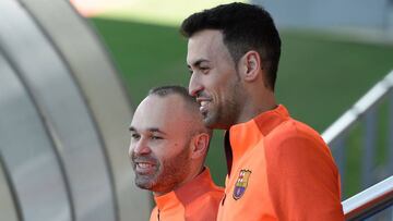 Sergio Busquets, junto a Andrés Iniesta.