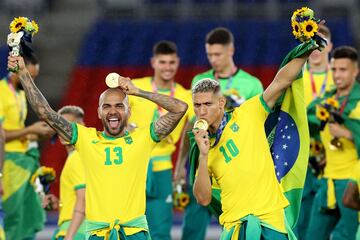 En 2021 Alves se marchó a Japón para conseguir un nuevo título en su carrera, el oro olímpico tras ganar en la final a la Selección Española.