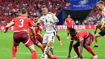 Toni Kroos y Silvan Widmer