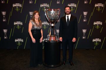 Martin Truex Jr., campeón de las series NASCAR 2017 junto a Carolyn Visser, esposa del dueño del equipo Row Racing, Barney Visser.